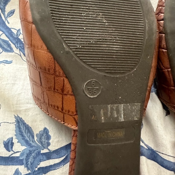 Lulu's Mules Crocodile Pointed Toe Flats Size 6 - Picture 3 of 5